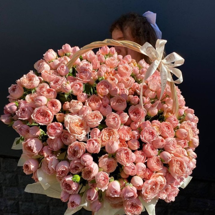 Корзина из пионовидных роз в Курске