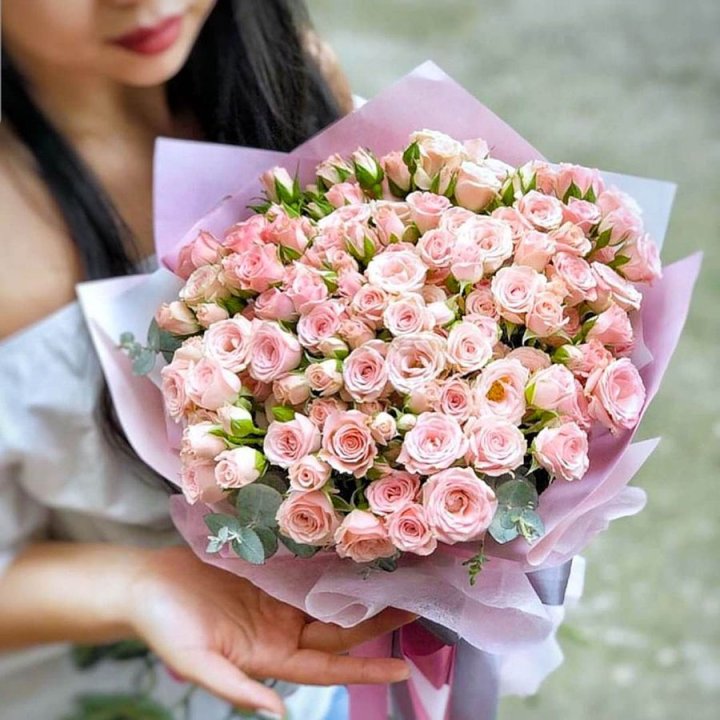 Кустовые розы с эвкалиптом в Курске