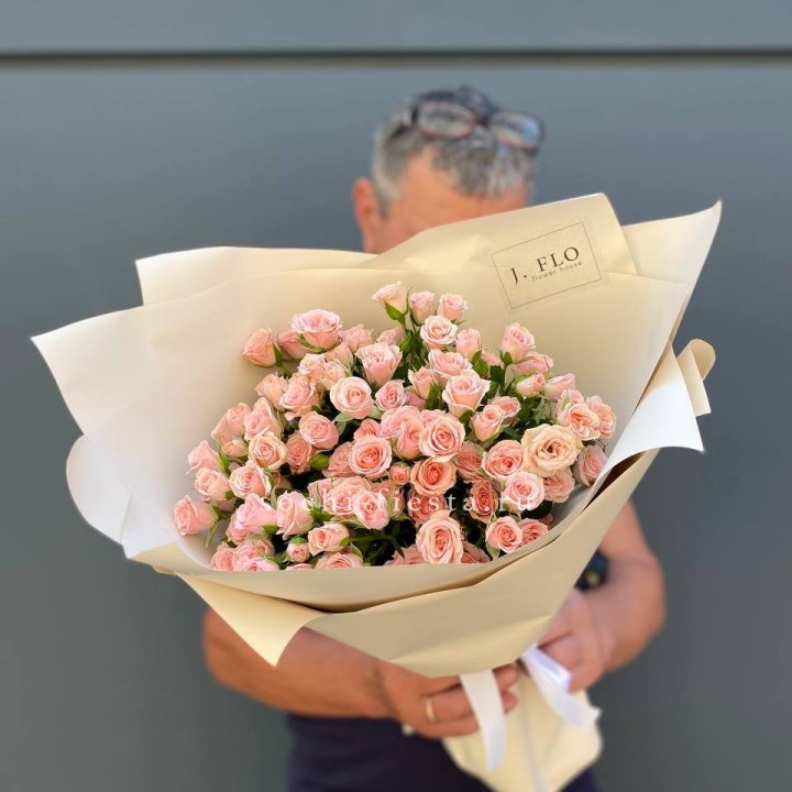 Кустовые розы леди в Курске