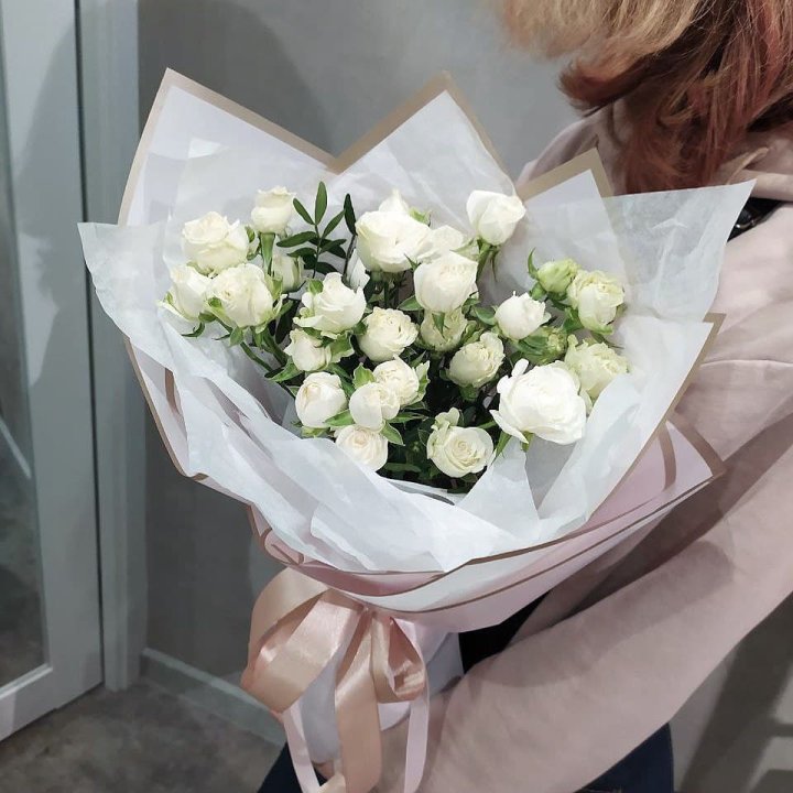 Белоснежные кустовые розы в Курске