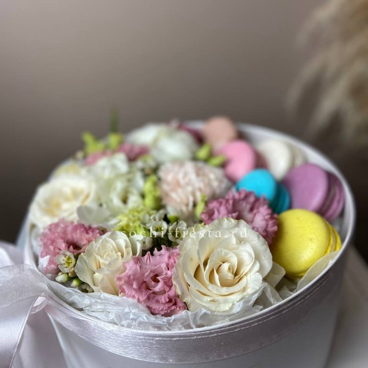 Цветы в цилиндре с макаронс "Прованс" в Курске