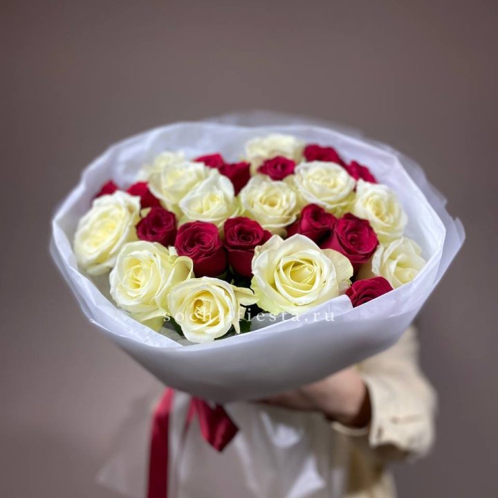 Букет их красных и белых 25 роз в Курске