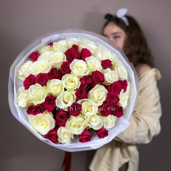 Микс из 55 роз в Курске