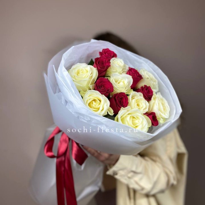 Букет из красных белых 15 роз в Курске