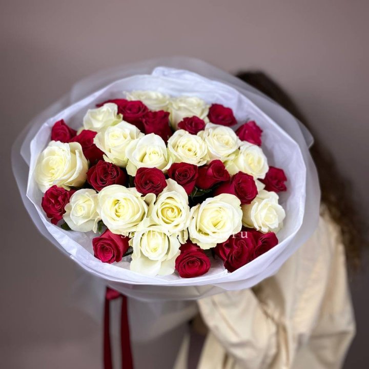 Букет из красных белых 35 роз в Курске