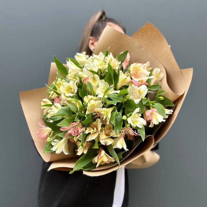 Букет альстромерий в крафте в Курске