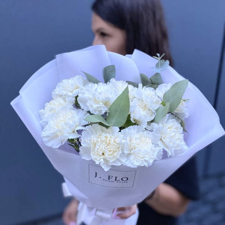 Букет белых диантусов с эвкалиптом в Курске