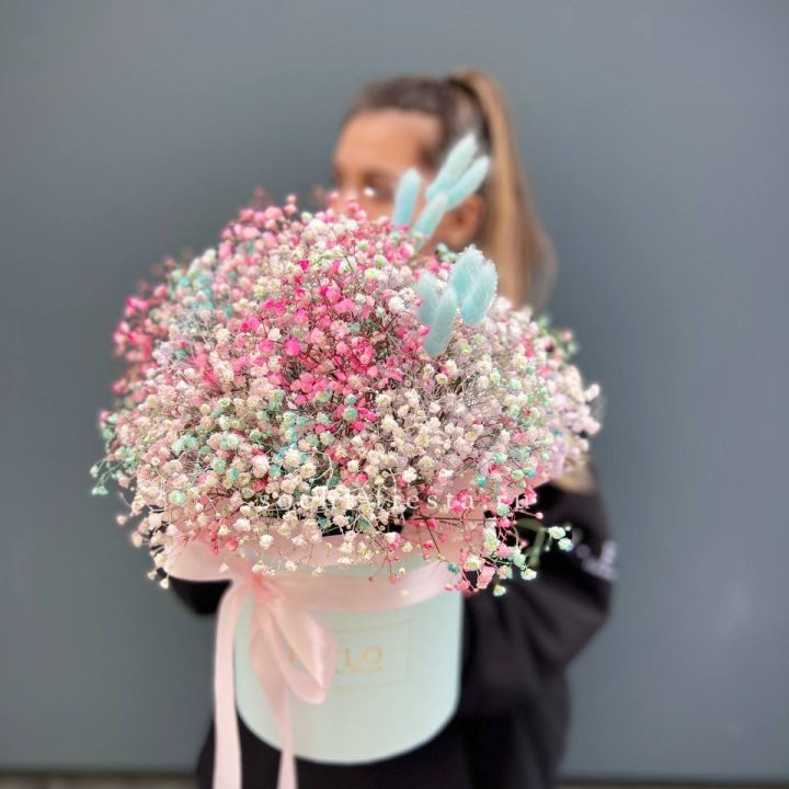 9 Радужных гипсофилы в шляпной коробке в Курске