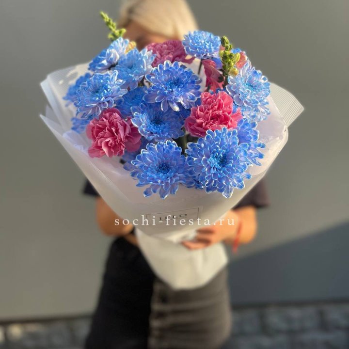 Букет сборный с хризантемой в Курске