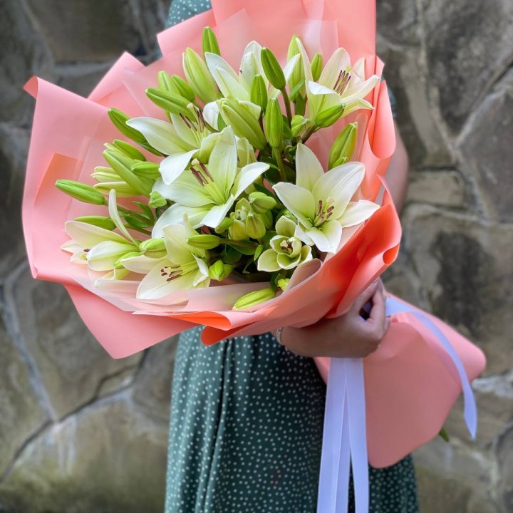 Букет из 7 белых лилий в Курске