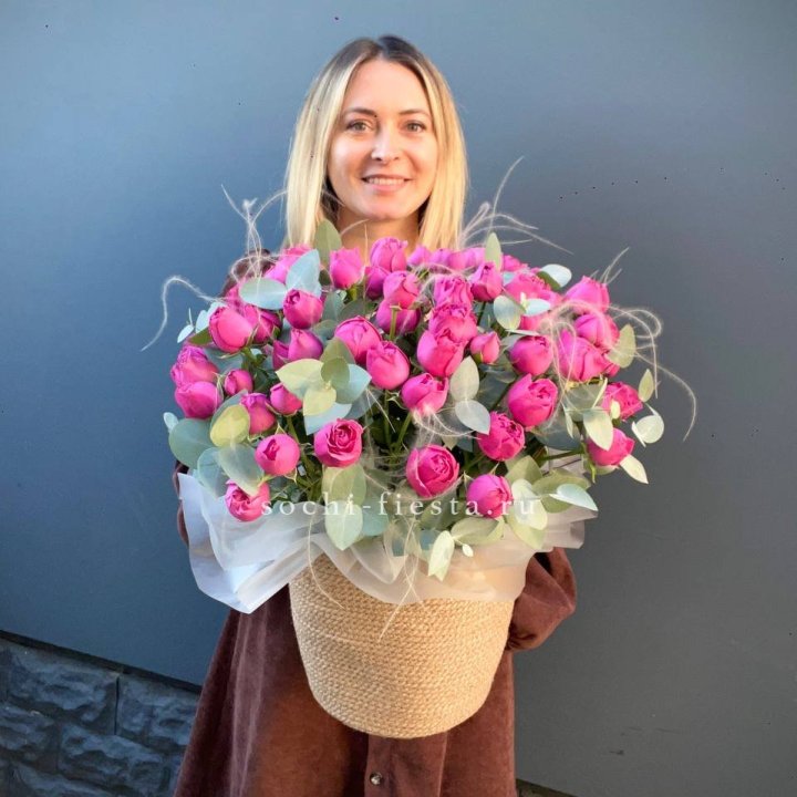 Пионовидные розы  в джутовом кашпо  в Курске