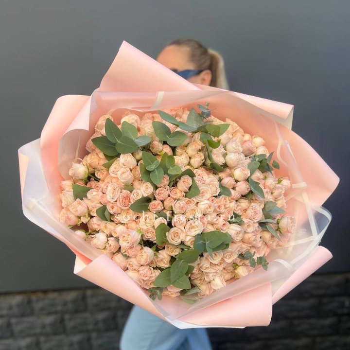 101 кустовая роза с эвкалиптом в Курске