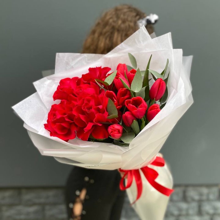 Дуо тюльпаны и розы в Курске