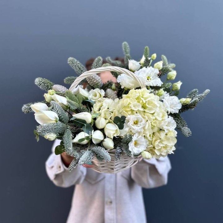 Новогодняя корзина с цветами в Курске