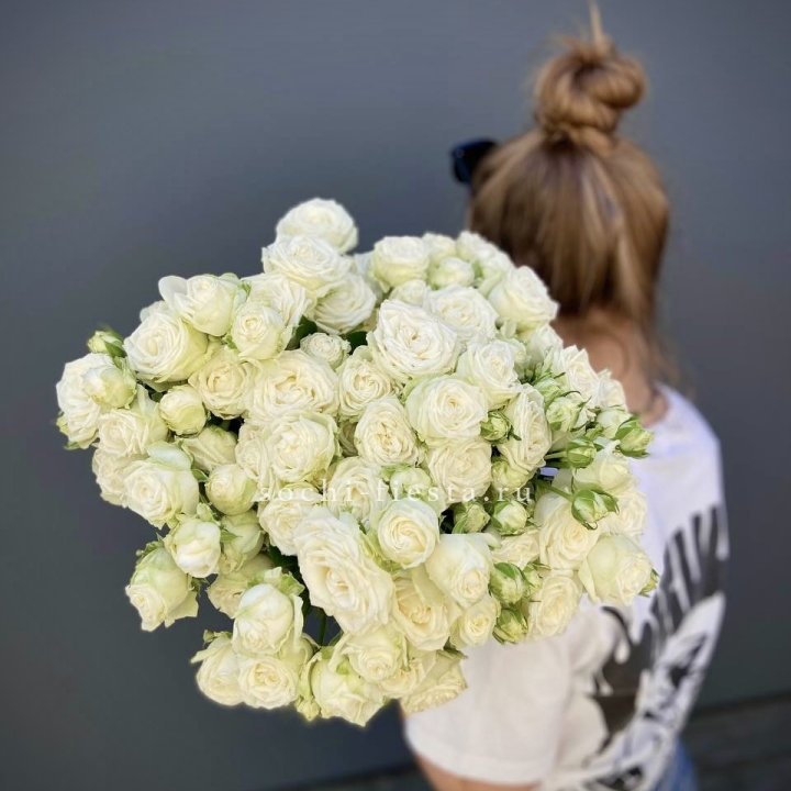 Охапка кустовых роз бомбастик  в Курске