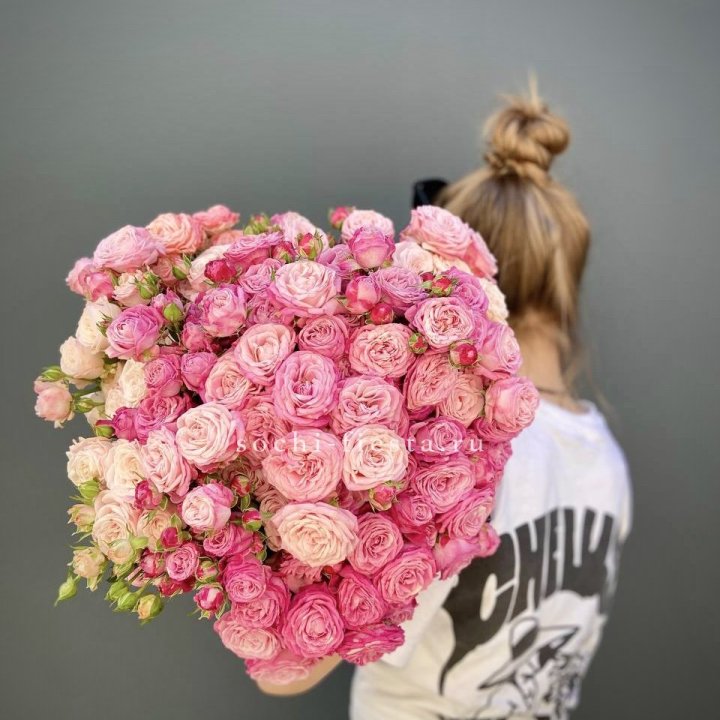 Охапка кустовых роз бомбастик пинк в Курске