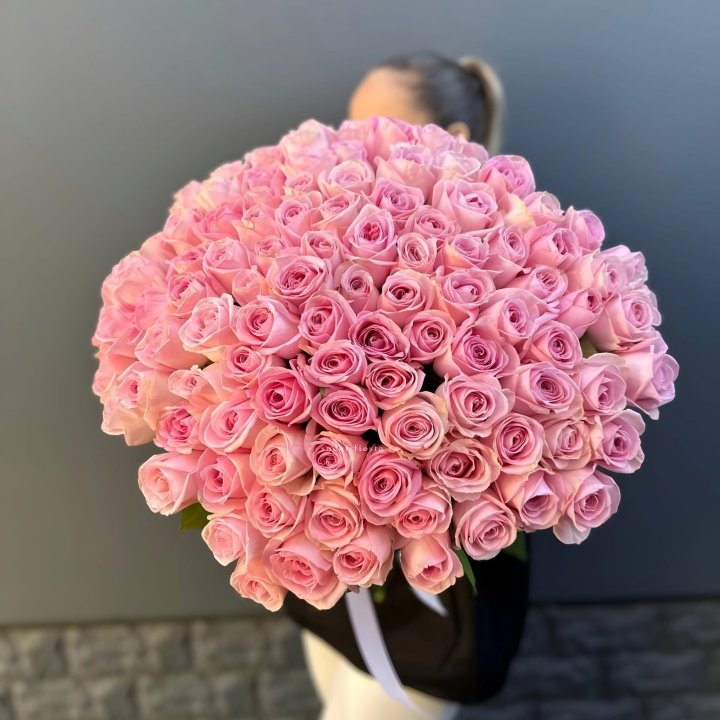Охапка из 101 розовой розы в Курске