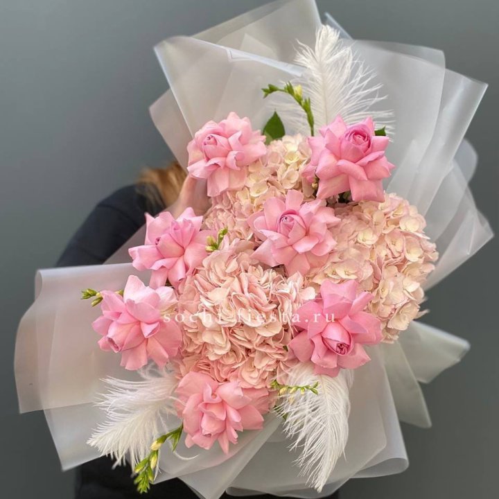  Букет  из гортензий и розовых роз в Курске