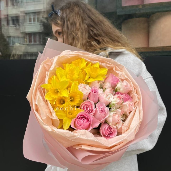 Букет роз и нарциссов в Курске
