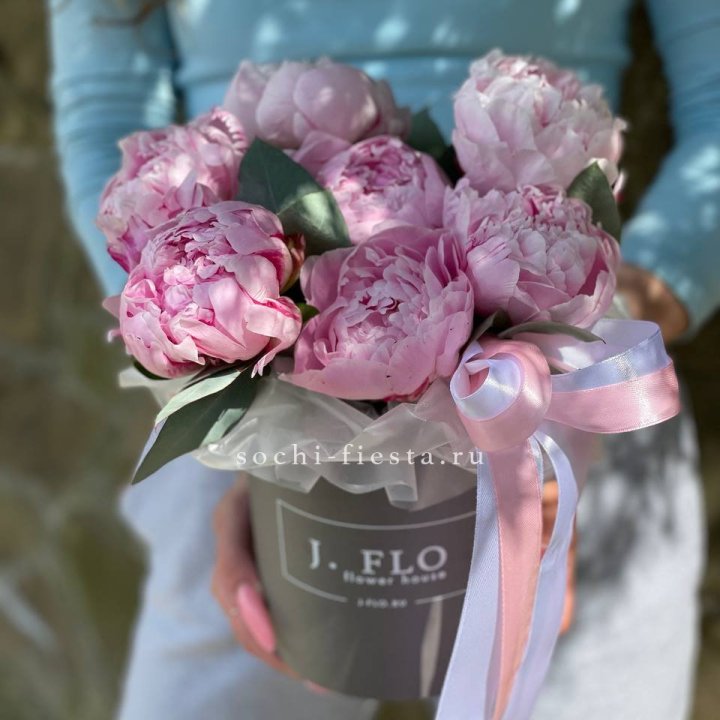 Цилиндр пионов с эвкалиптом в Курске