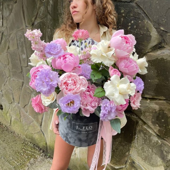 Дизайнерский цилиндр с пионами в Курске