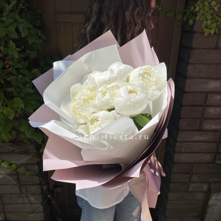9 белоснежных пионов в Курске