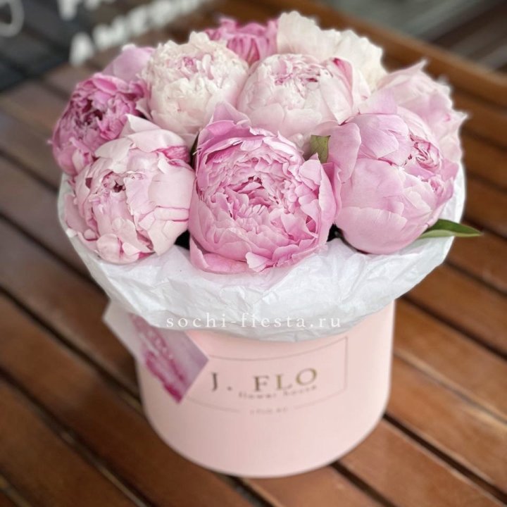 Цилиндр с пионами "Лилу" в Курске