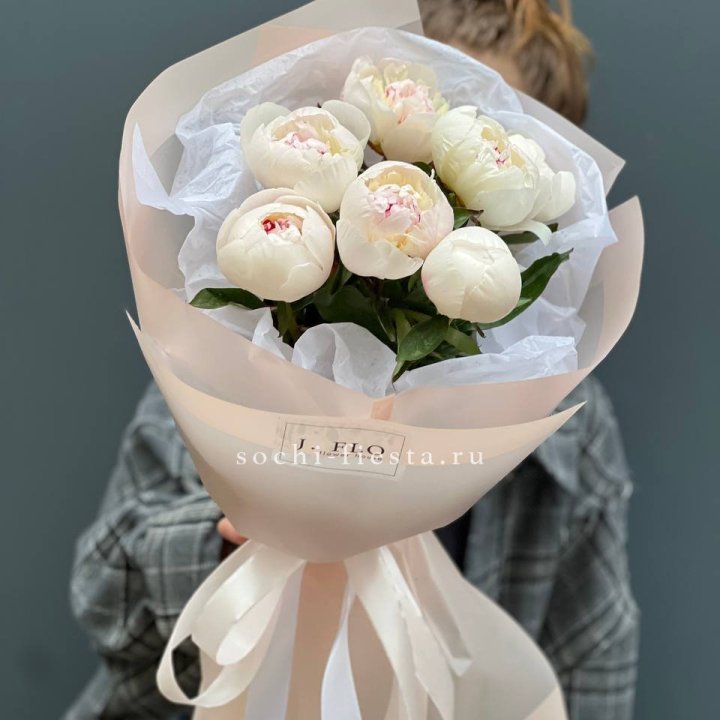 Букет белых пионов в Курске