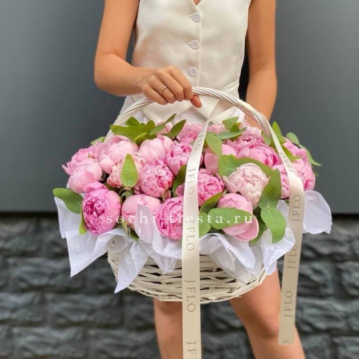 29 пионов в корзине в Курске