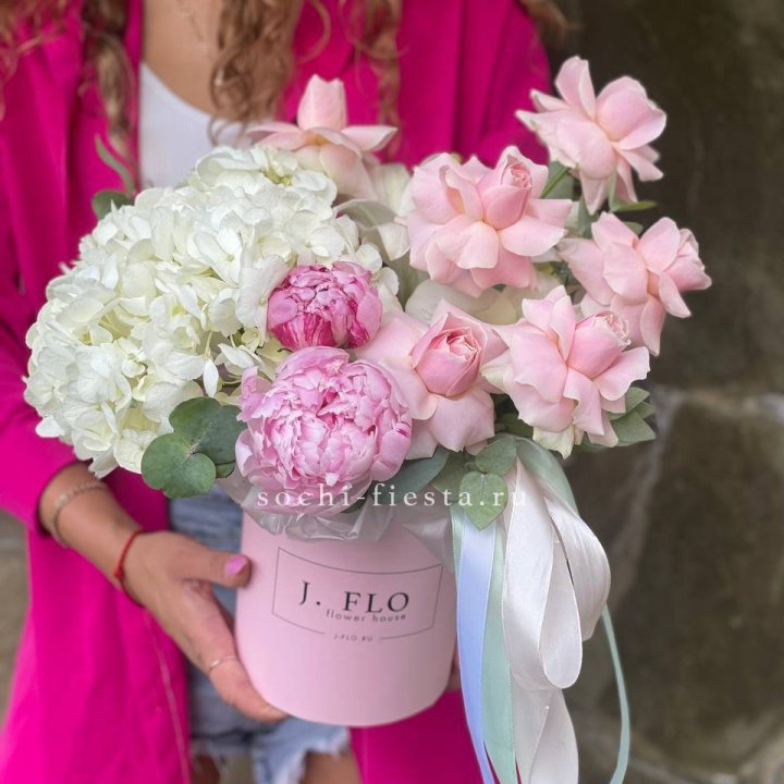 Цилиндр с пионами "Алисия" в Курске