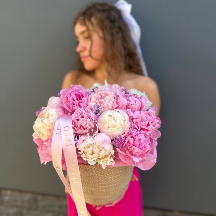 15 пионов в джутовом кашпо в Курске