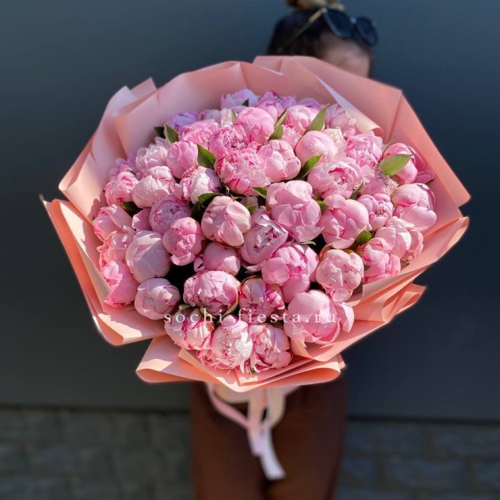 Нежный букет 51 пионов  в Курске
