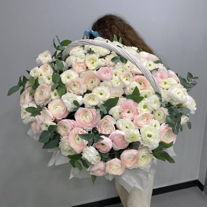 Ранункулюсы в корзине в Курске