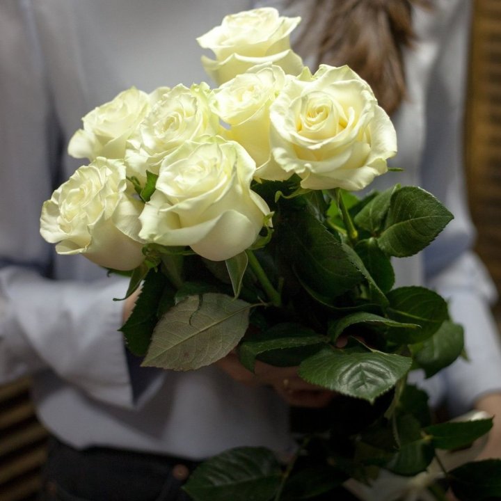 7 белых роз в Курске