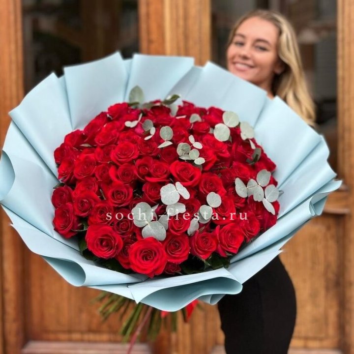 101 красная роза с эвкалиптом в Курске