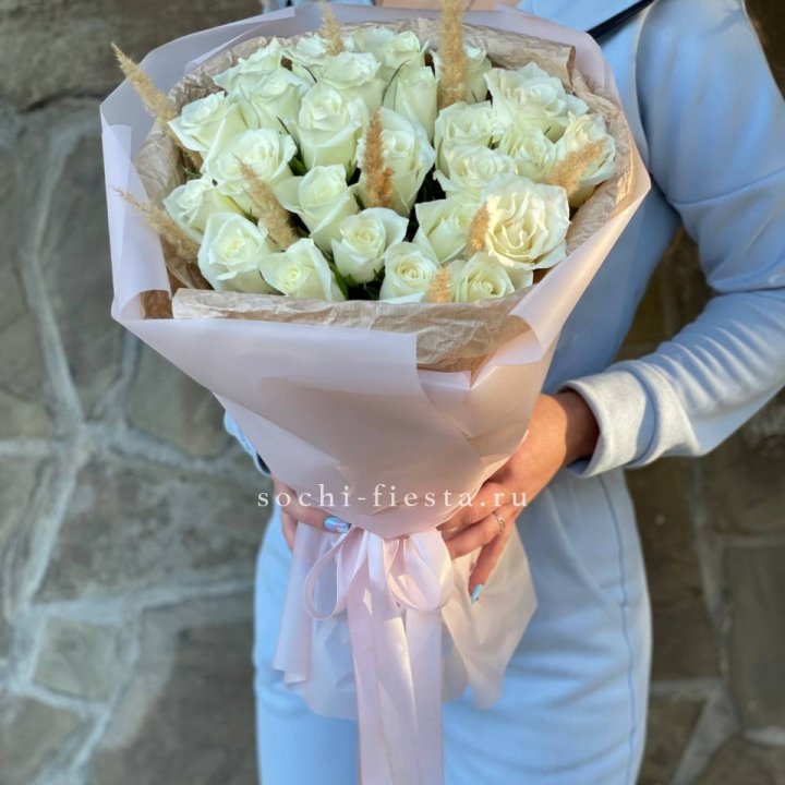 25 белых роз с сухоцветами в Курске