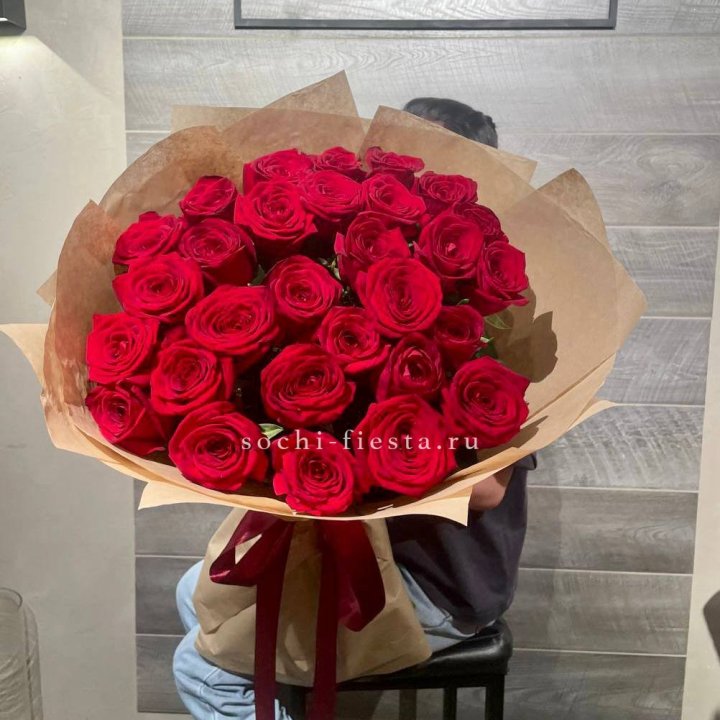 37 красных роз в крафте в Курске