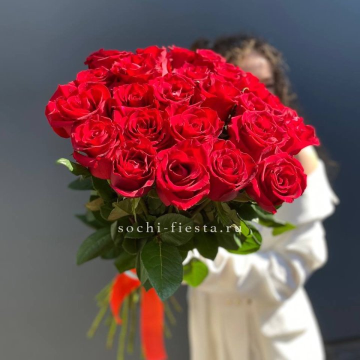 25 высоких красных роз в Курске