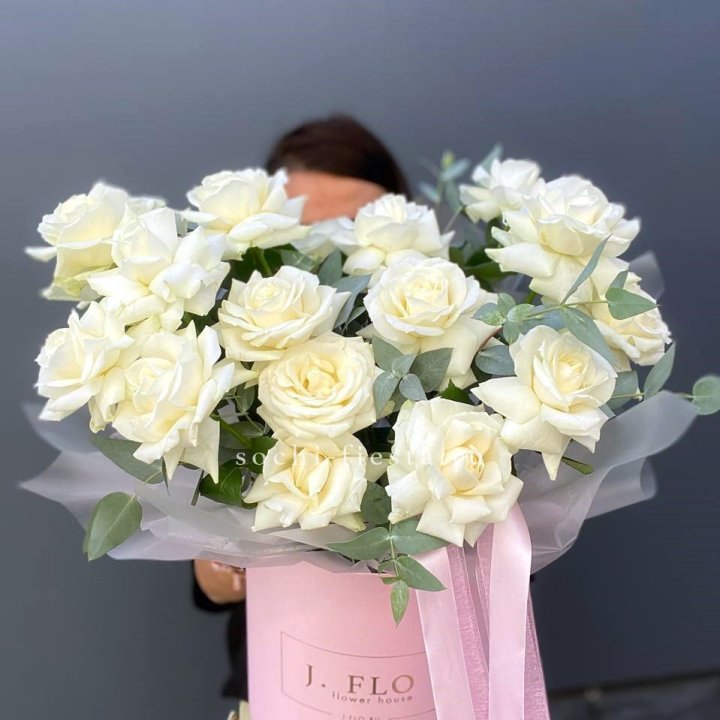 17 Французских белых роз в боксе в Курске