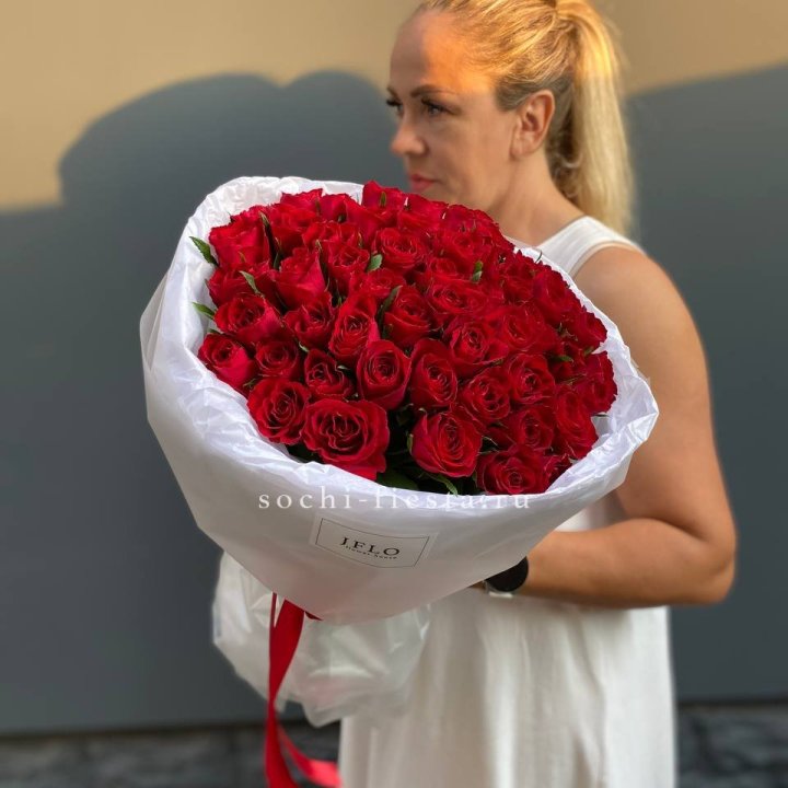 51 роза мадам ред в нежном оформлении в Курске