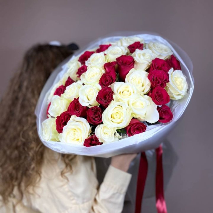 Букет из красных белых 45 роз в Курске
