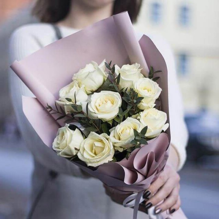 9 белых  роз "Минт" в Курске
