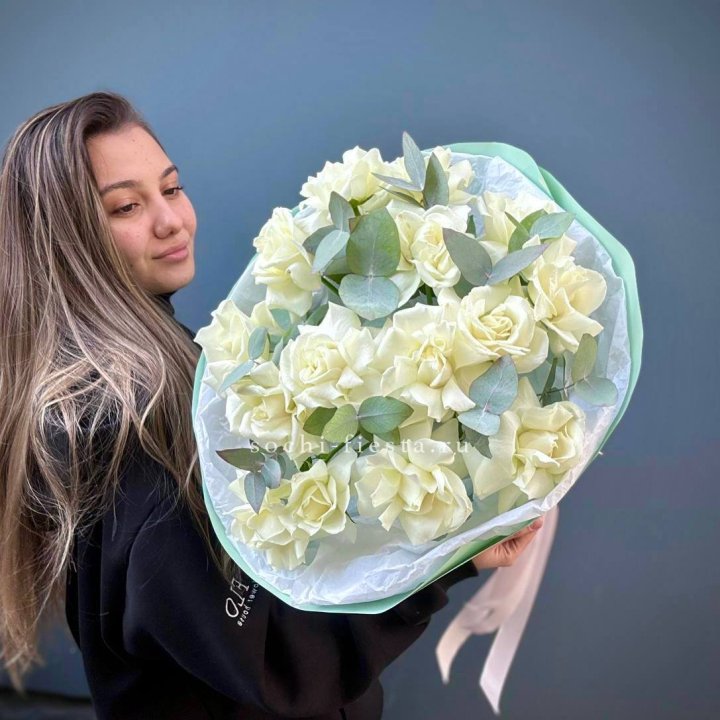 15 Белых французских роз "Ноте бьянка" в Курске