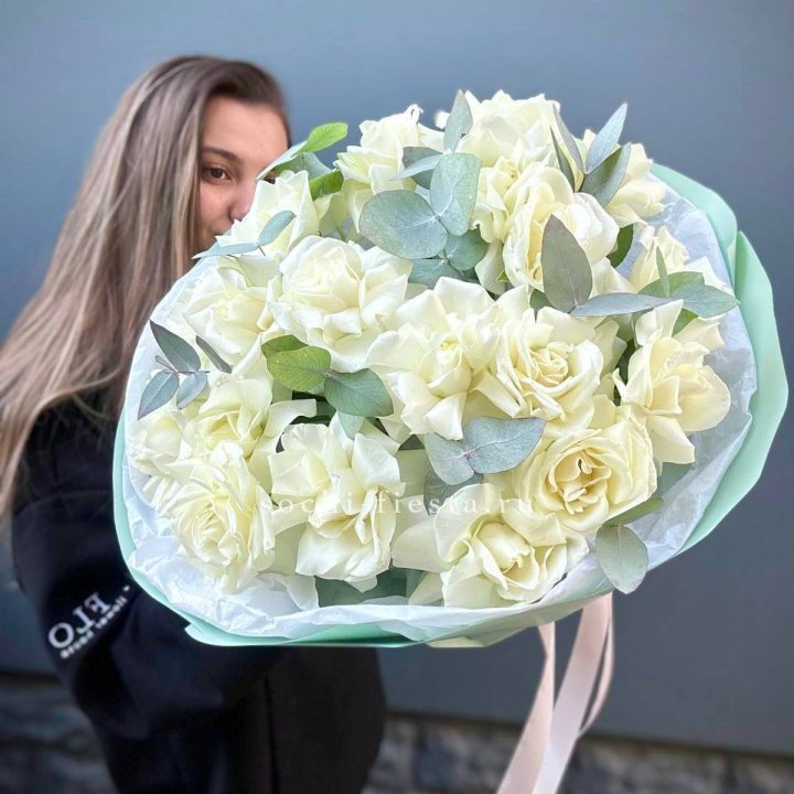 19 Белых французских роз "Ноте бьянке" в Курске