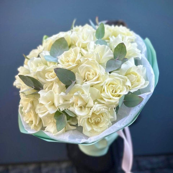 25 Белых французских роз "Ноте бьянка" в Курске