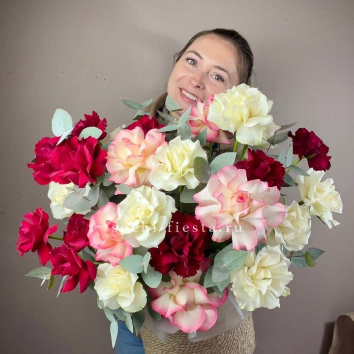 35 французских роз микс в джутовом боксе в Курске