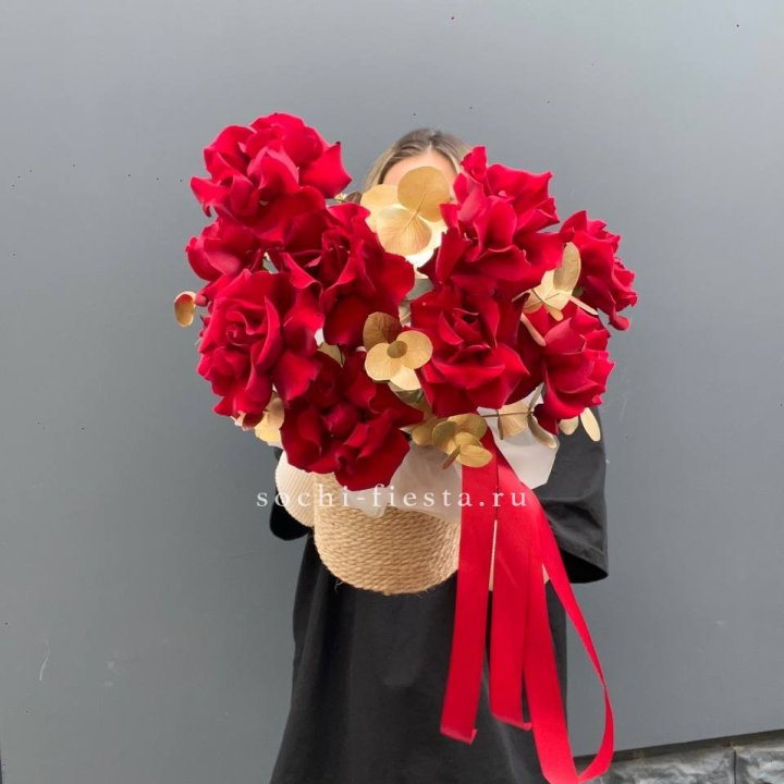 Красные французские розы в джутовом кашпо в Курске