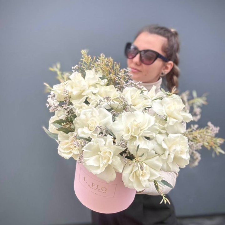 17 Французских белых роз в коробке Афина в Курске