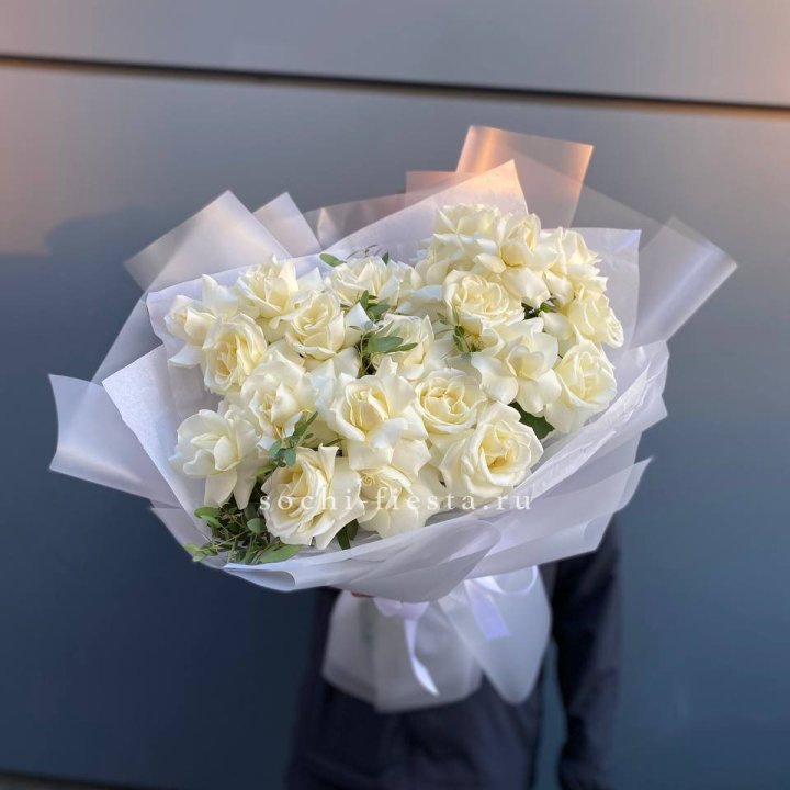 Пышный букет из белых роз в Курске