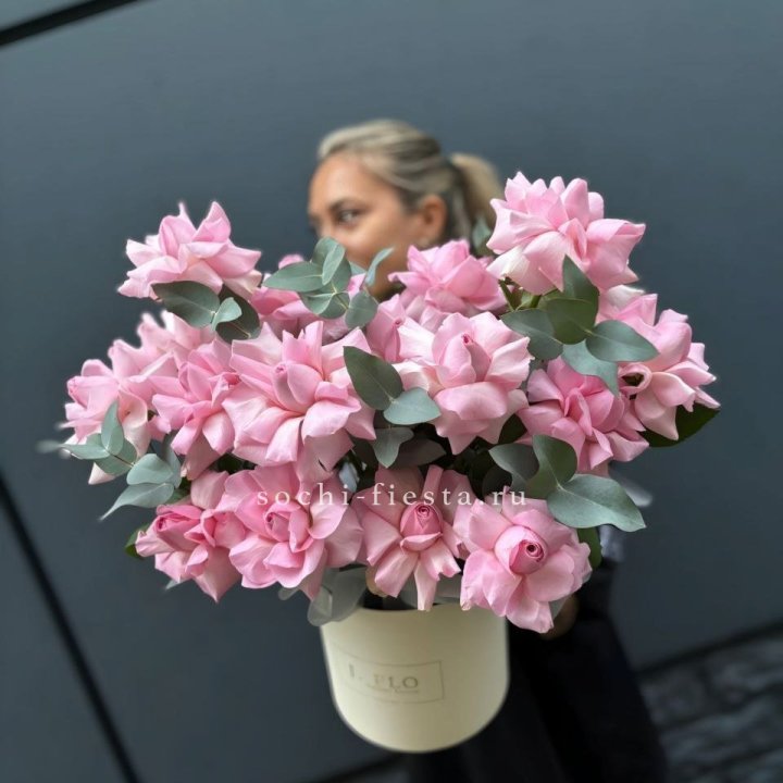 17 Розовых французских роз в боксе в Курске